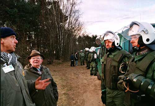 Polizei und "Autonome" Demonstranten März 2001 | Wendland